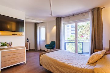 Chambre spacieuse avec balcon et télé - maison de retraite Lyon