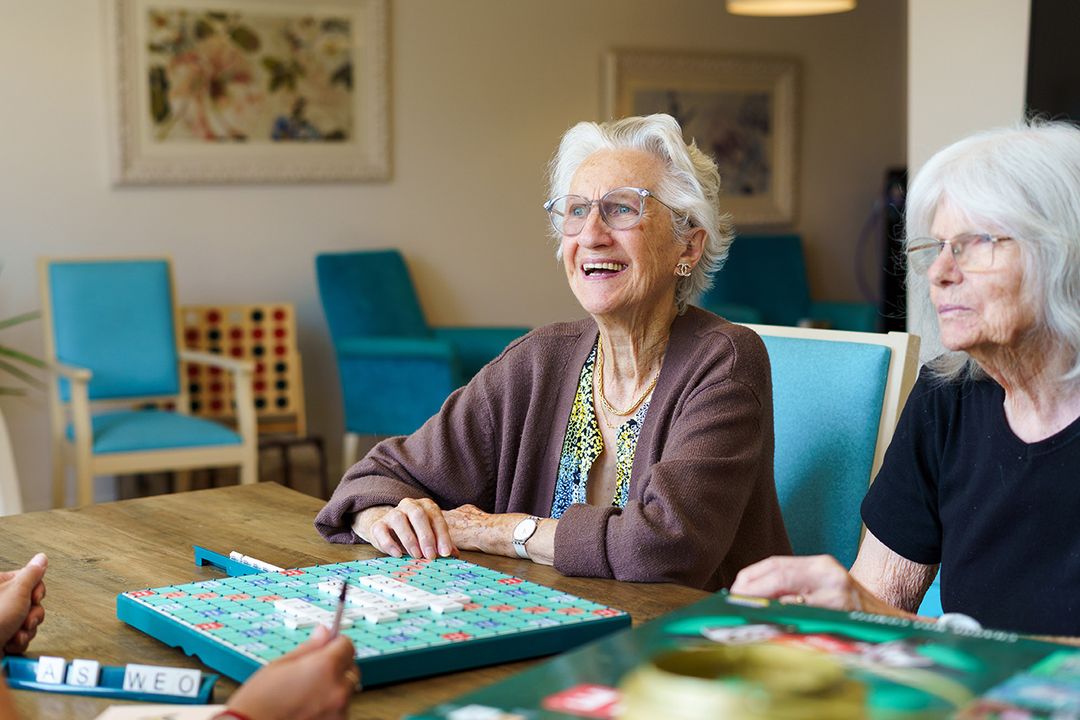 femmes âgés jouent à un jeu de société à la villa des saules à le cannet