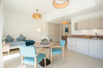 appartement avec cuisine équipé, lit et mobilier résidence seniors marseille