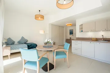 appartement avec cuisine équipé, lit et mobilier résidence seniors marseille