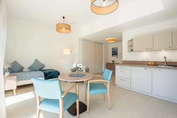 appartement avec cuisine équipé, lit et mobilier résidence seniors marseille