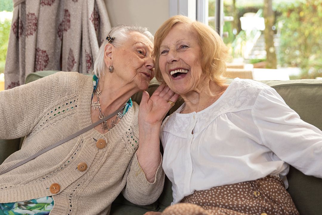 Deux femme personne âgée souriante- résidence senior Domusvi