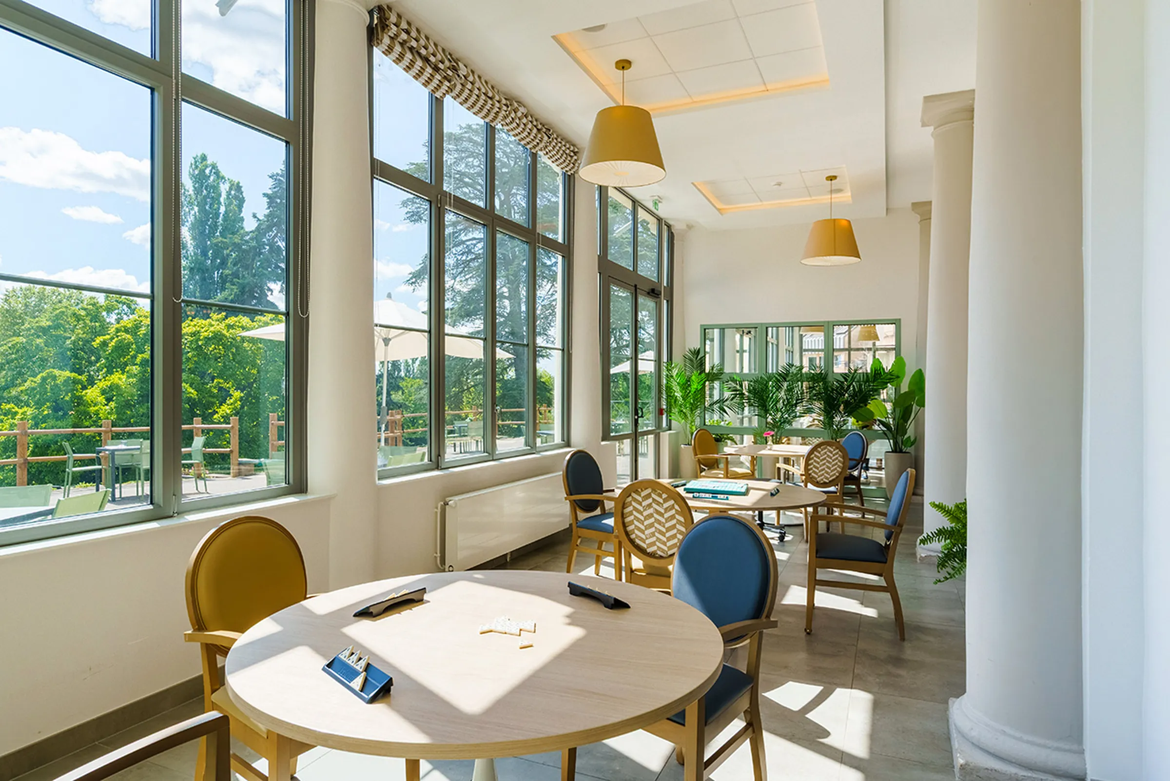 Salle de restaurant avec vue extérieur résidence Villa Thalia à Saint-Rémy