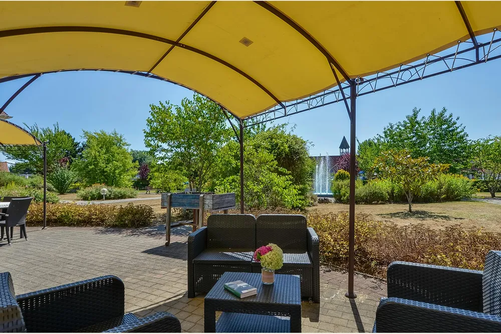 terasse exterieur avec tables et chaises cucq ehpad