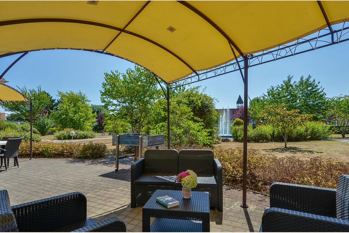 terasse exterieur avec tables et chaises cucq ehpad