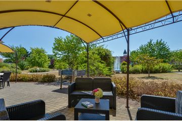 terasse exterieur avec tables et chaises cucq ehpad