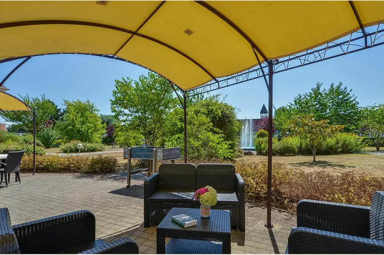 terasse exterieur avec tables et chaises cucq ehpad