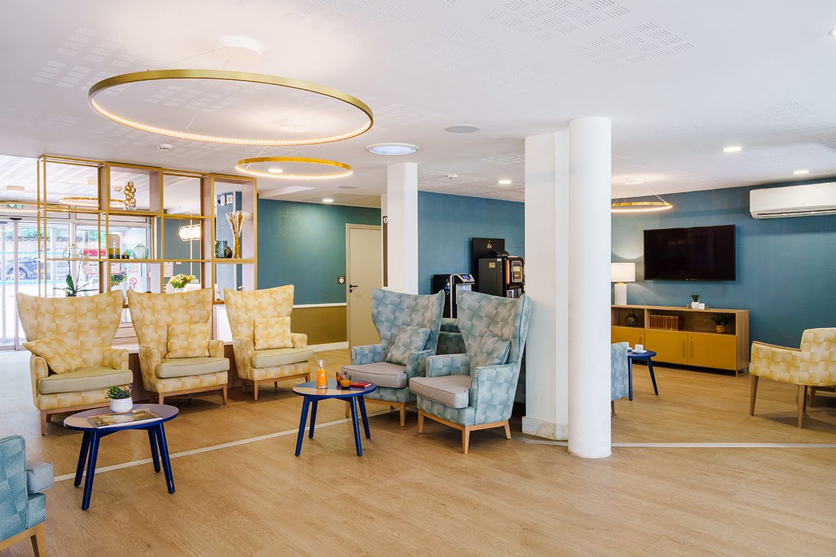 Salon d'accueil confortable et moderne - maison de retraite Lyon