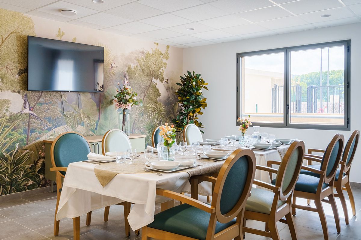 Salle à manger élégante dans l’EHPAD La Bastide du Grand Vallat au Bouc Bel-Air