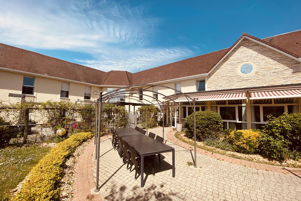 jardin exterieur avec terrasse cucq fontaine medicis