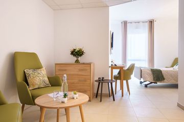 Chambre moderne maison de retraite Le Blanc Galet à Eguilles lumineuse thème blanc et vert