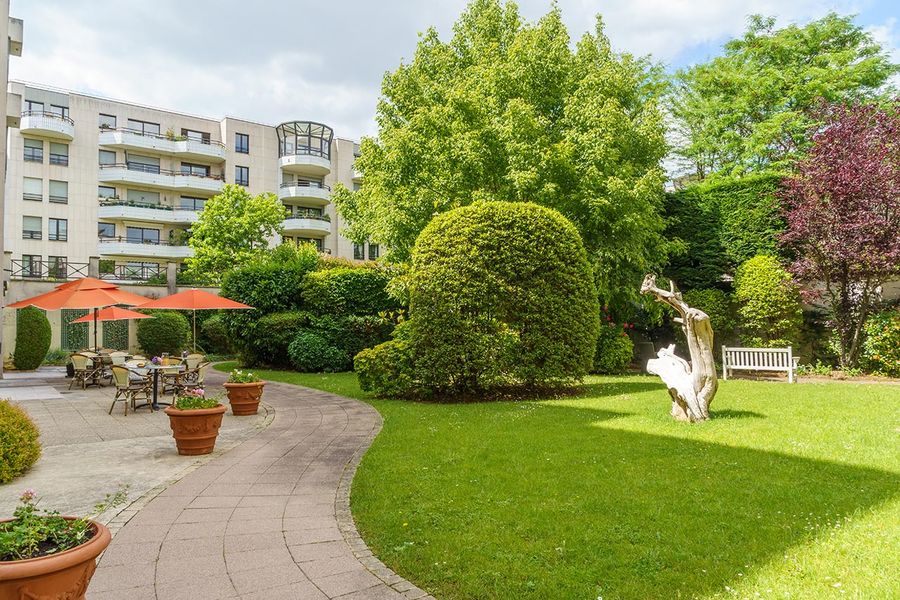 Façade moderne et accueillante de la résidence tiers temps suresnes