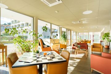 salon lumienux contemporain orange et lumineux avec piano à Marseille, Résidence du Levant