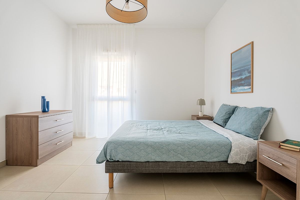 chambre lumineuse avec lit et petit mobilier residence les terasses de sainte marthe