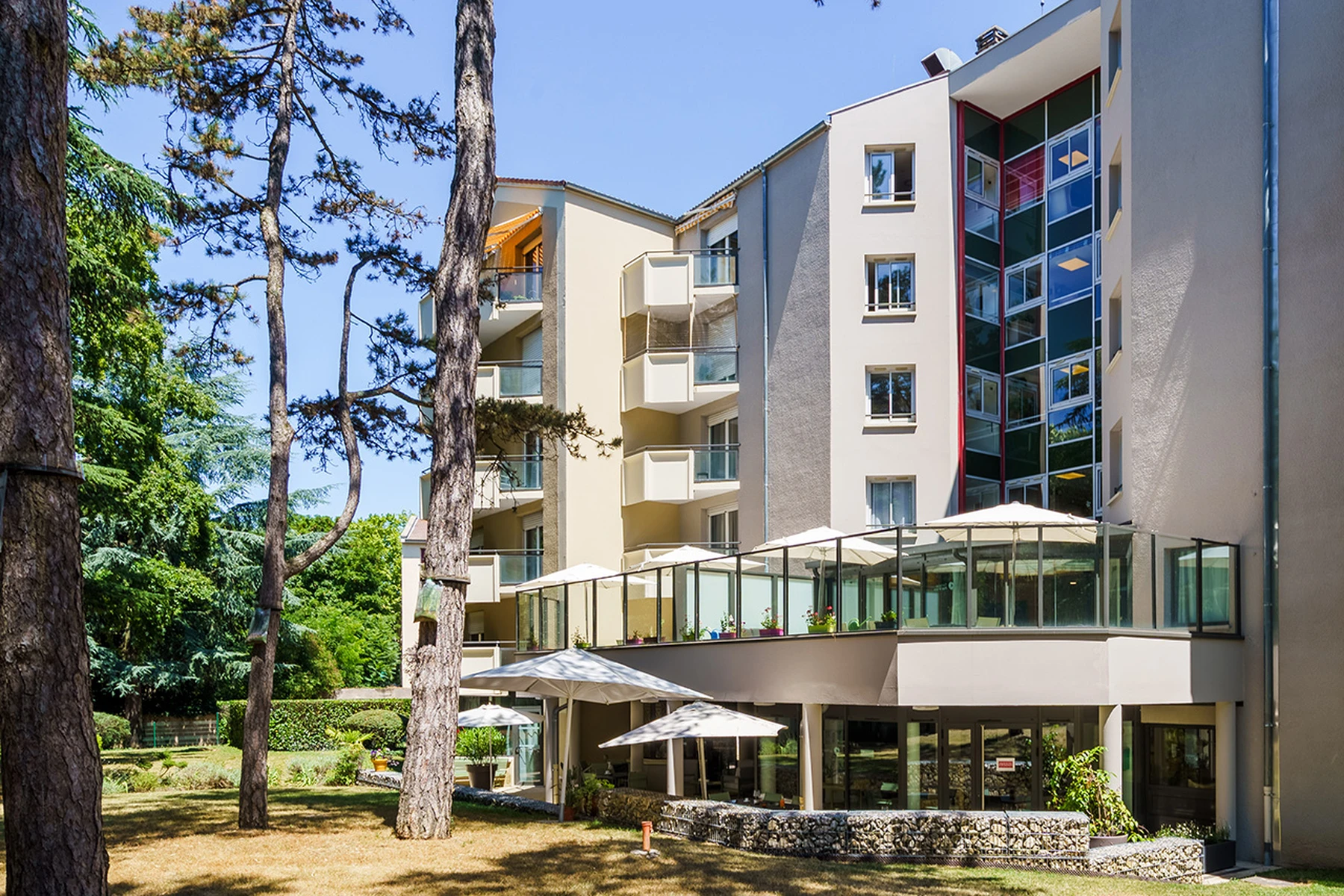 Façade moderne dans un cadre arboré - ehpad Tiers Temps Lyon