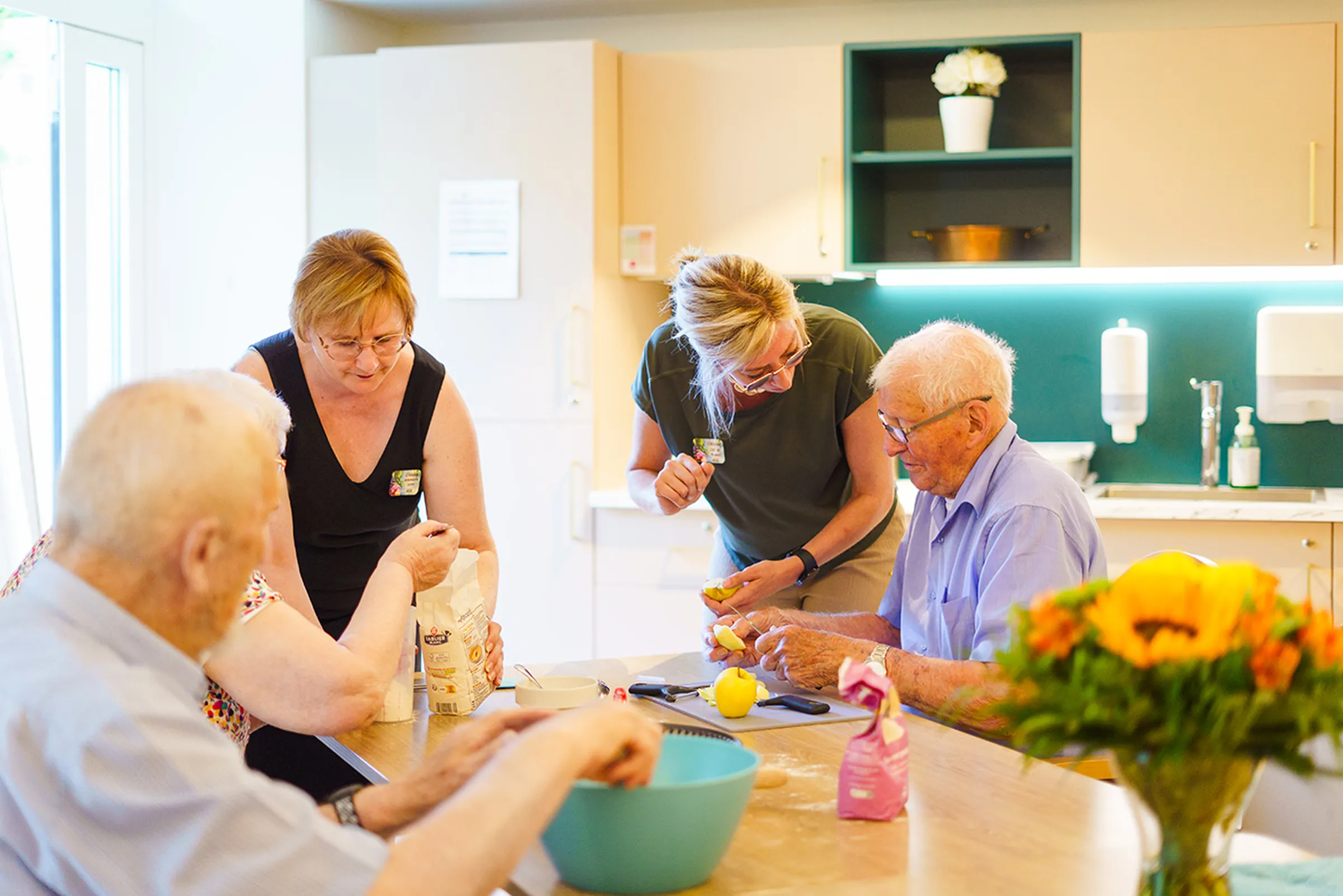 activité cuisine avec 3 résidents et 2 intervenantes à la Villa Thalia