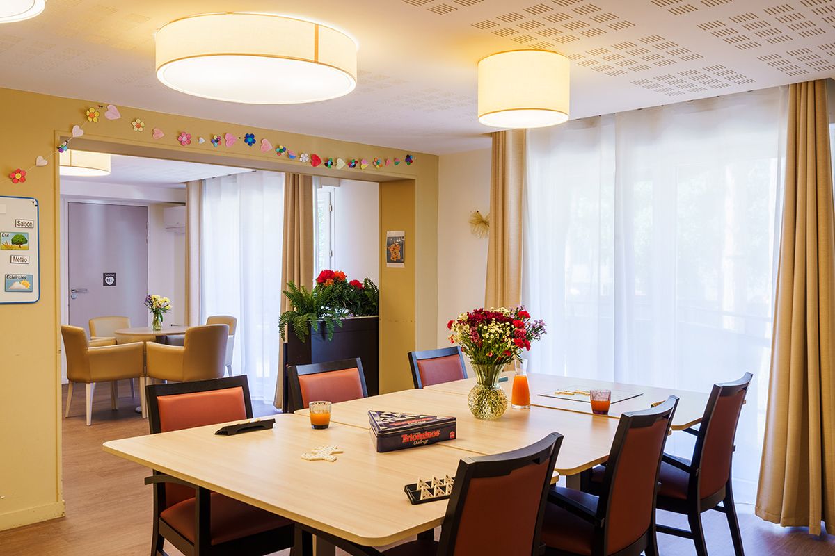 Salle d'activités lumineuse et fleurie - ehpad Tiers Temps Lyon