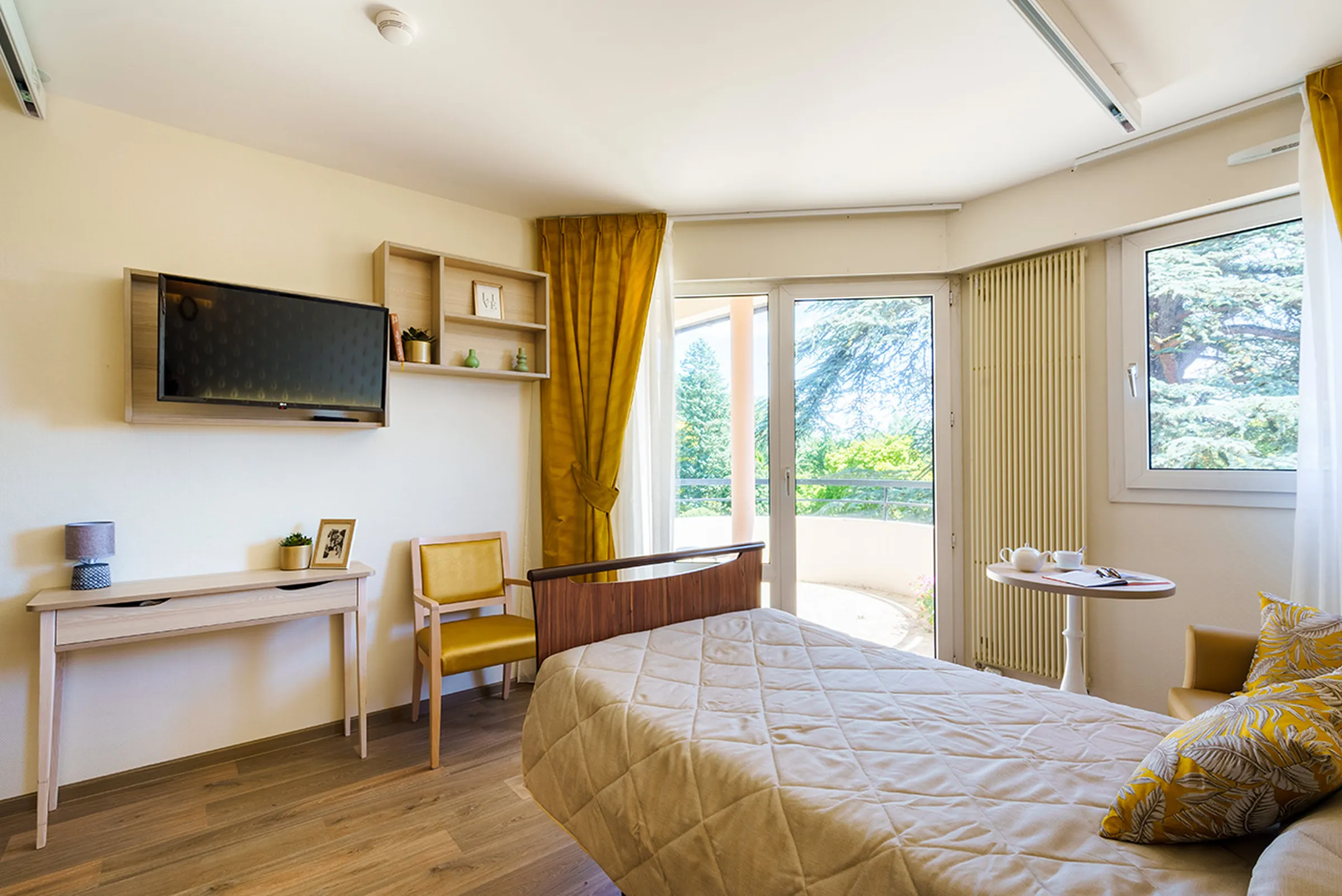 Chambre spacieuse et aménagé avec balcon à la Villa Thalia, à Saint-Rémy