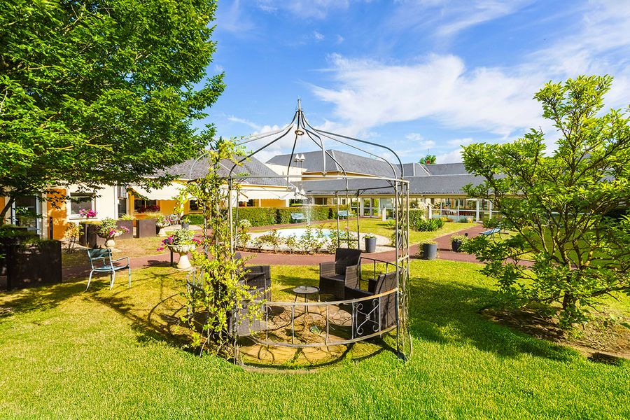 Jardin ensoleillé avec zone de thé repos La Fontaine Médicis à Gouvieux