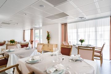 Salle commune restaurant thème blanc, cocooning et cozy avec plantes et baie vitrée Le Blanc Galet à Eguilles