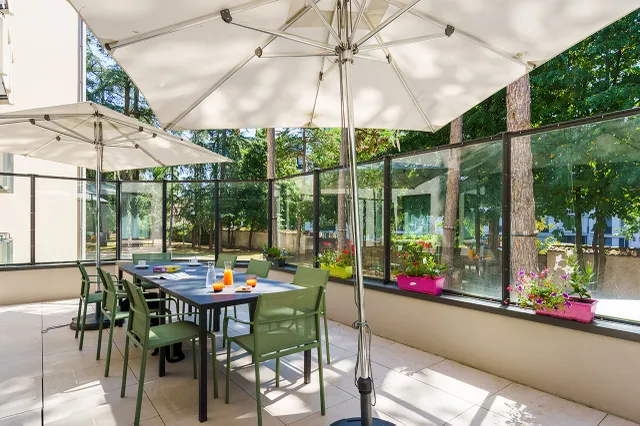 Terrasse ombragée pour moments conviviaux - résidence Tiers Temps Lyon