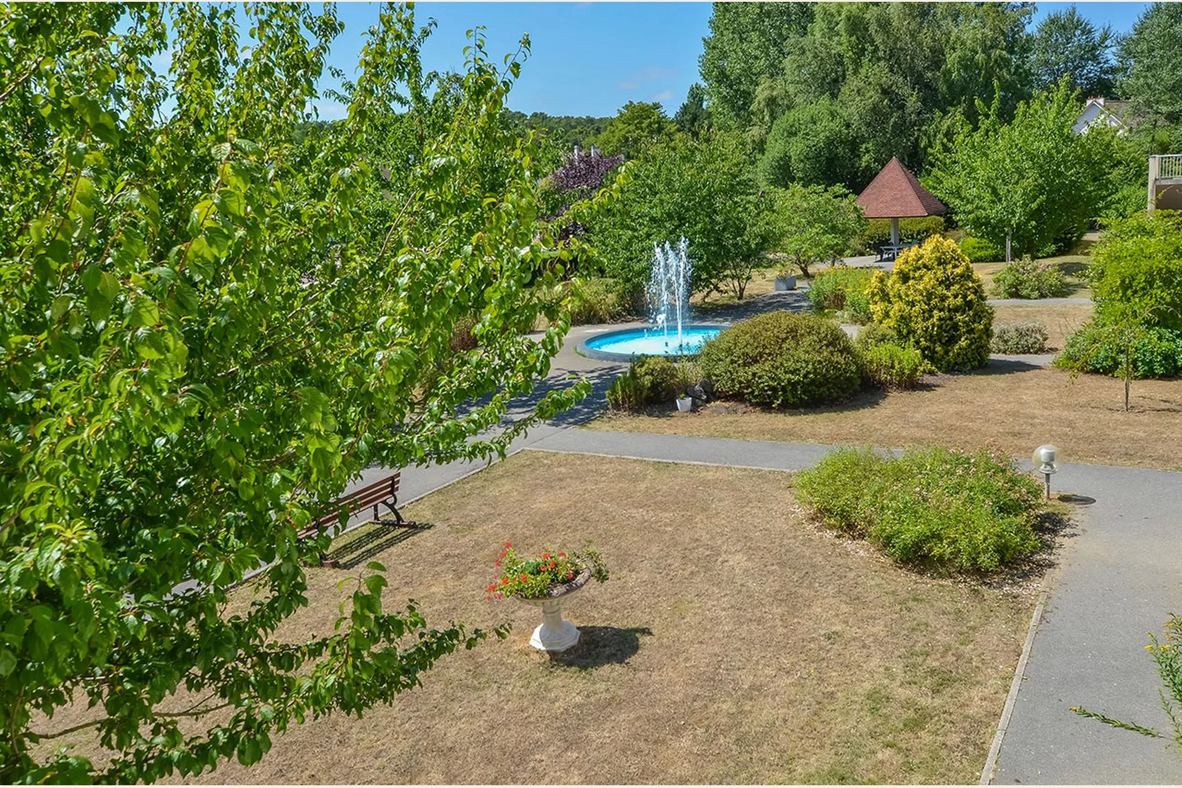 vue en hauteur jardin exterieur residence personne âgé cucq