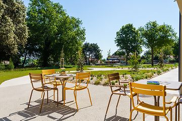 terrasses exterieur avec table et chaises ehpad Meschers