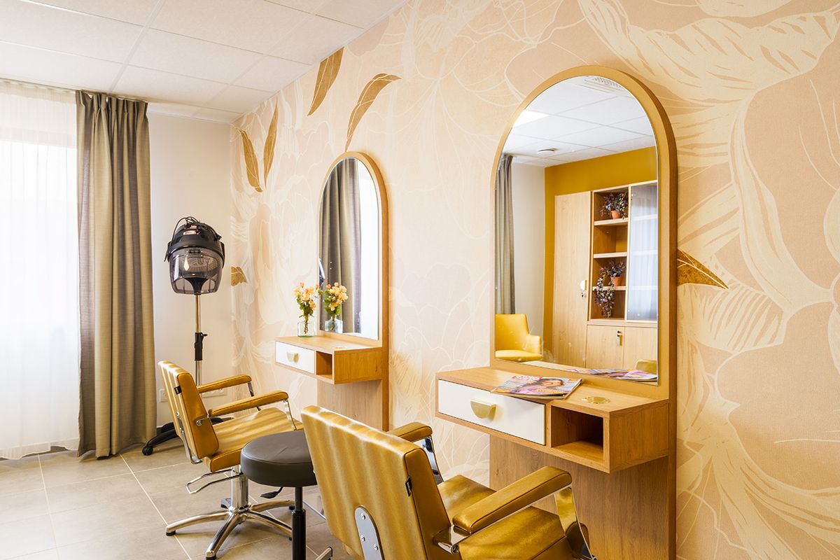 Coin coiffure moderne dans la maison de retraite Bastide du Grand Vallat
