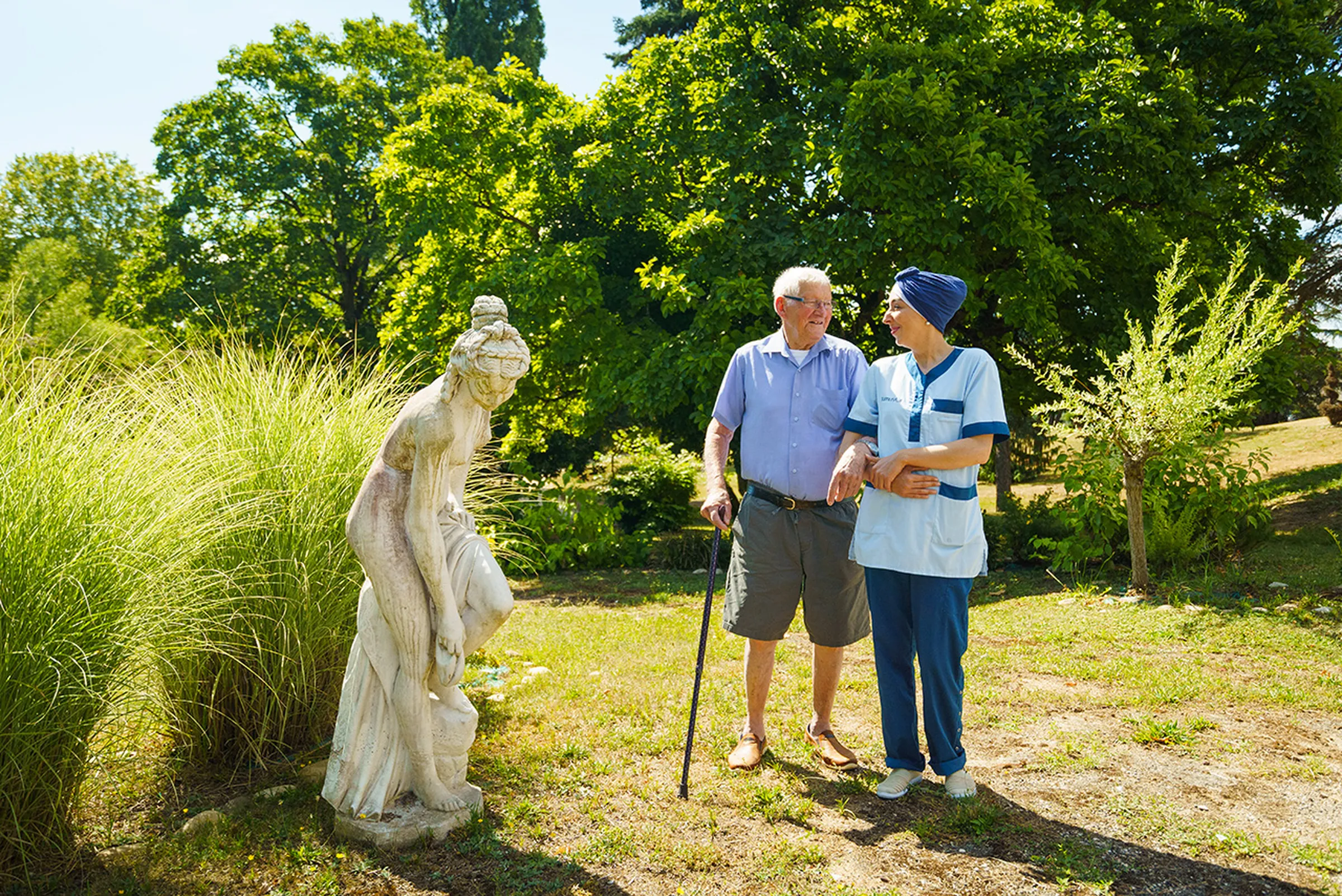 Promenade d’un résident avec une aide soignante résidence villa thalia à saint remy