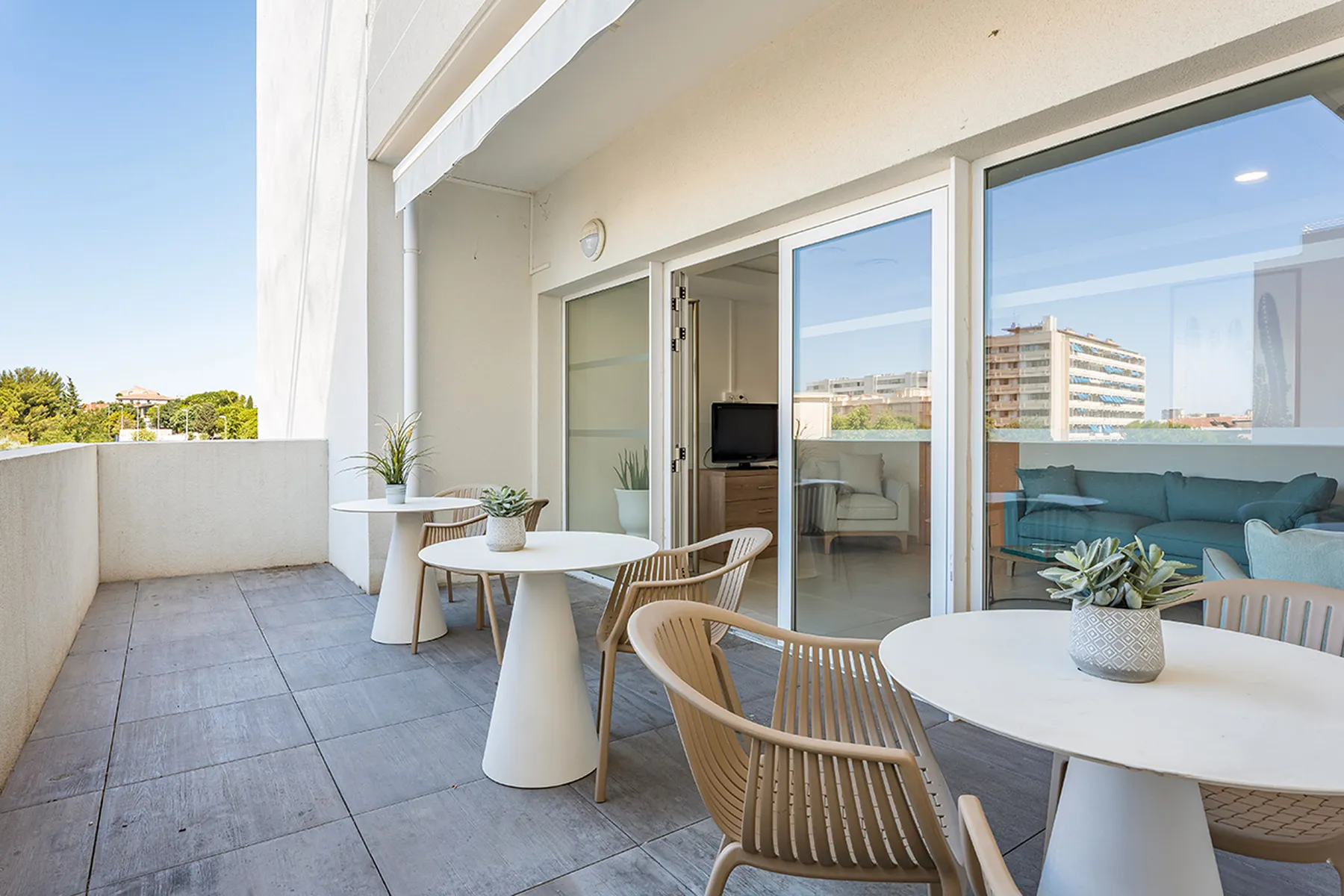 terrasse extérieur aménagée résidence seniors les terrasse de Sainte Marthe