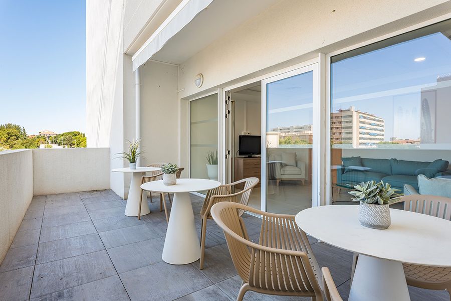 terrasse extérieur aménagée résidence seniors les terrasse de Sainte Marthe