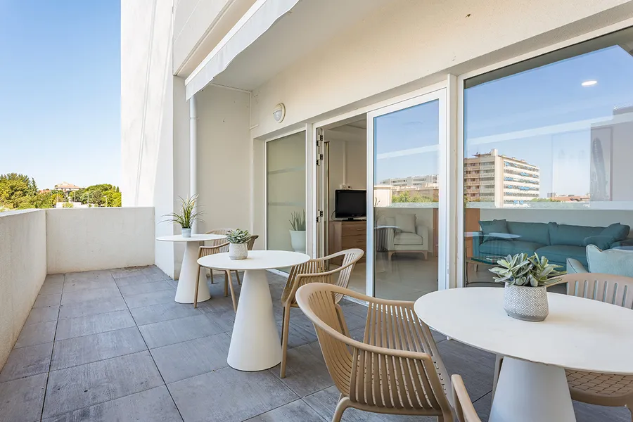 terrasse extérieur aménagée résidence seniors les terrasse de Sainte Marthe
