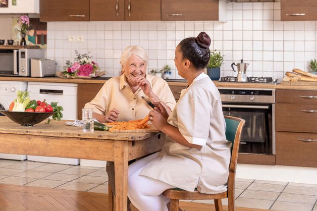 auxiliaire de vie à domicile avec sa cliente