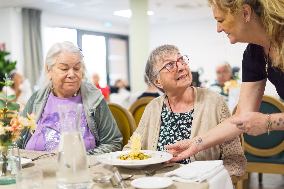 Moment convivial autour d’un plat servi à table, maison de retraite à Bouc Bel-Air