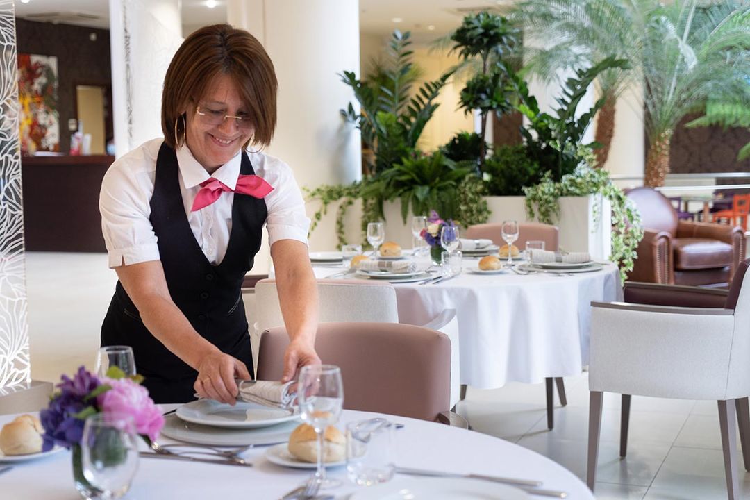Personnel attentionné dressant les tables a l'ehpad tiers temps suresnes