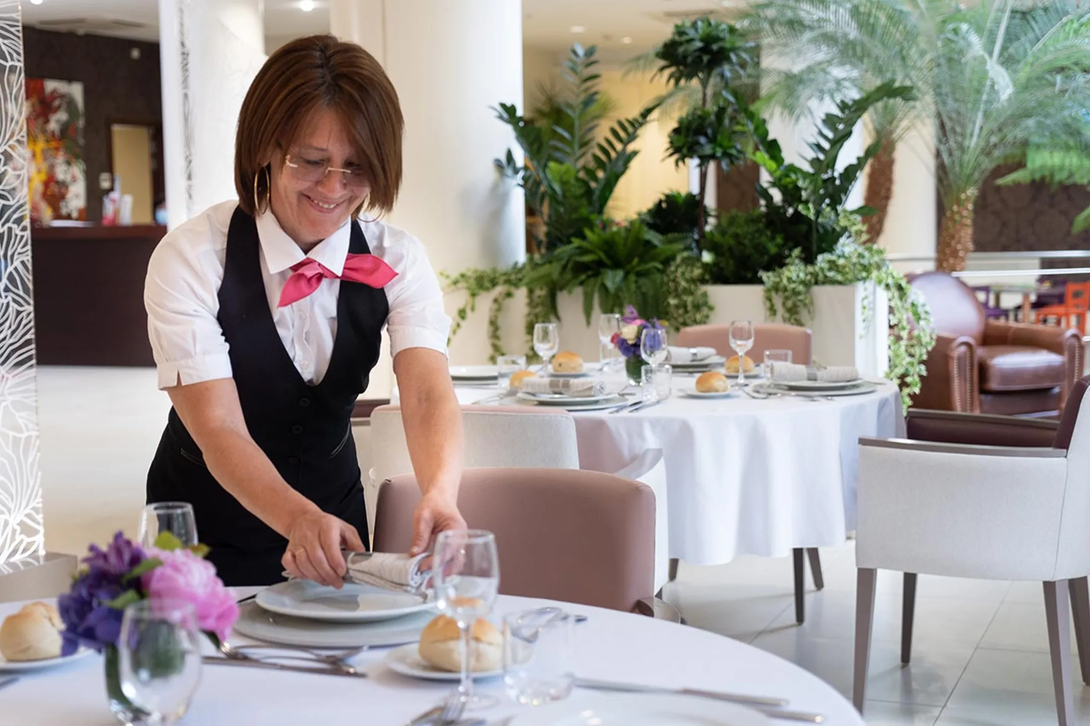 Personnel attentionné dressant les tables a l'ehpad tiers temps suresnes