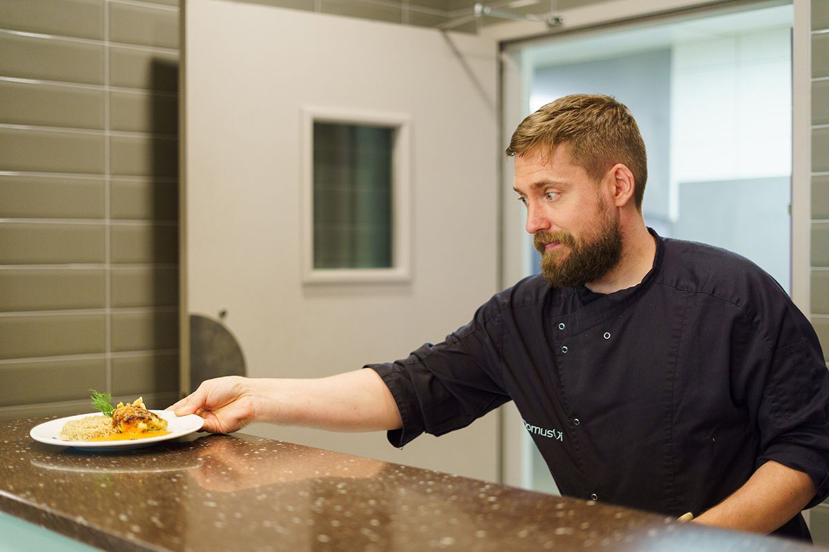 Chef servant un plat maison savoureux - ehpad Tiers Temps Lyon