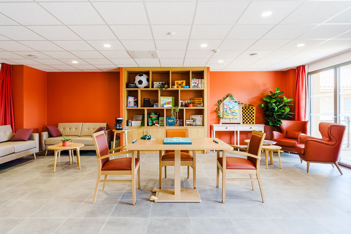 Salle de détente lumineuse avec jeux, EHPAD La Bastide du Grand Vallat