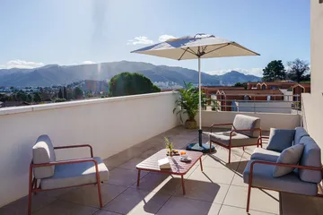 Balcon avec salon de jardin contemporain vue sur montagnes à Marseille, Résidence du Levant