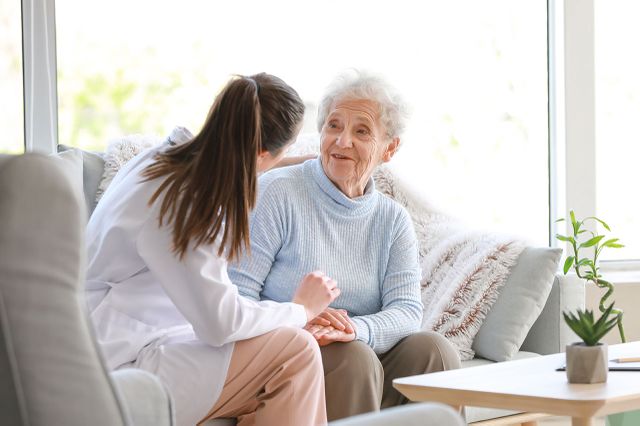 une femme agée parle avec une soignante dans le cadre de son court sejour en ehpad
