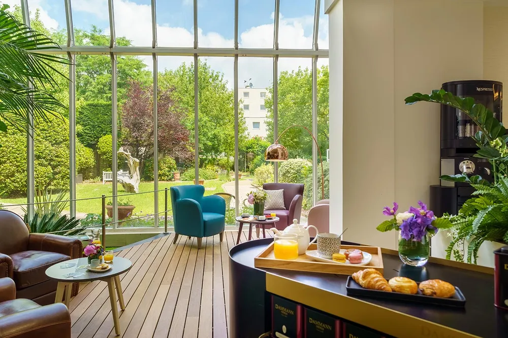 Salon lumineux et convivial, propice aux échanges - maison de retraite suresnes