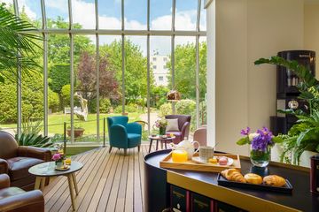 Salon lumineux et convivial, propice aux échanges - maison de retraite suresnes