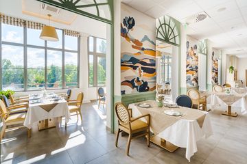 Salle à manger élégante à la Villa Thalia, maison de retraite à Sainte-Rémy