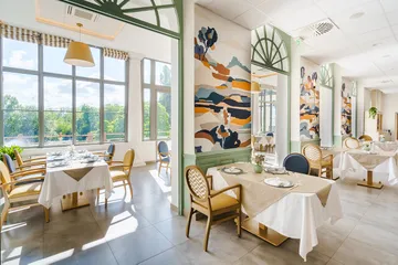 Salle à manger élégante à la Villa Thalia, maison de retraite à Sainte-Rémy