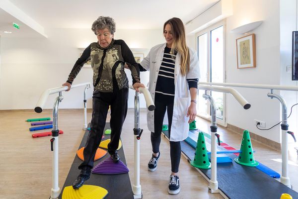 Séance de rééducation motrice avec une soignante à l’EHPAD Tiers Temps de Suresnes