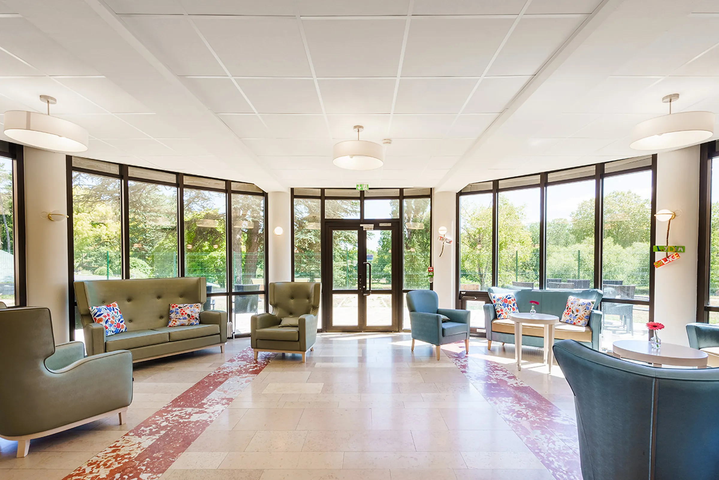 Salon spacieux avec grandes fenêtres à la Villa Thalia, maison de retraite à Saint-Remy