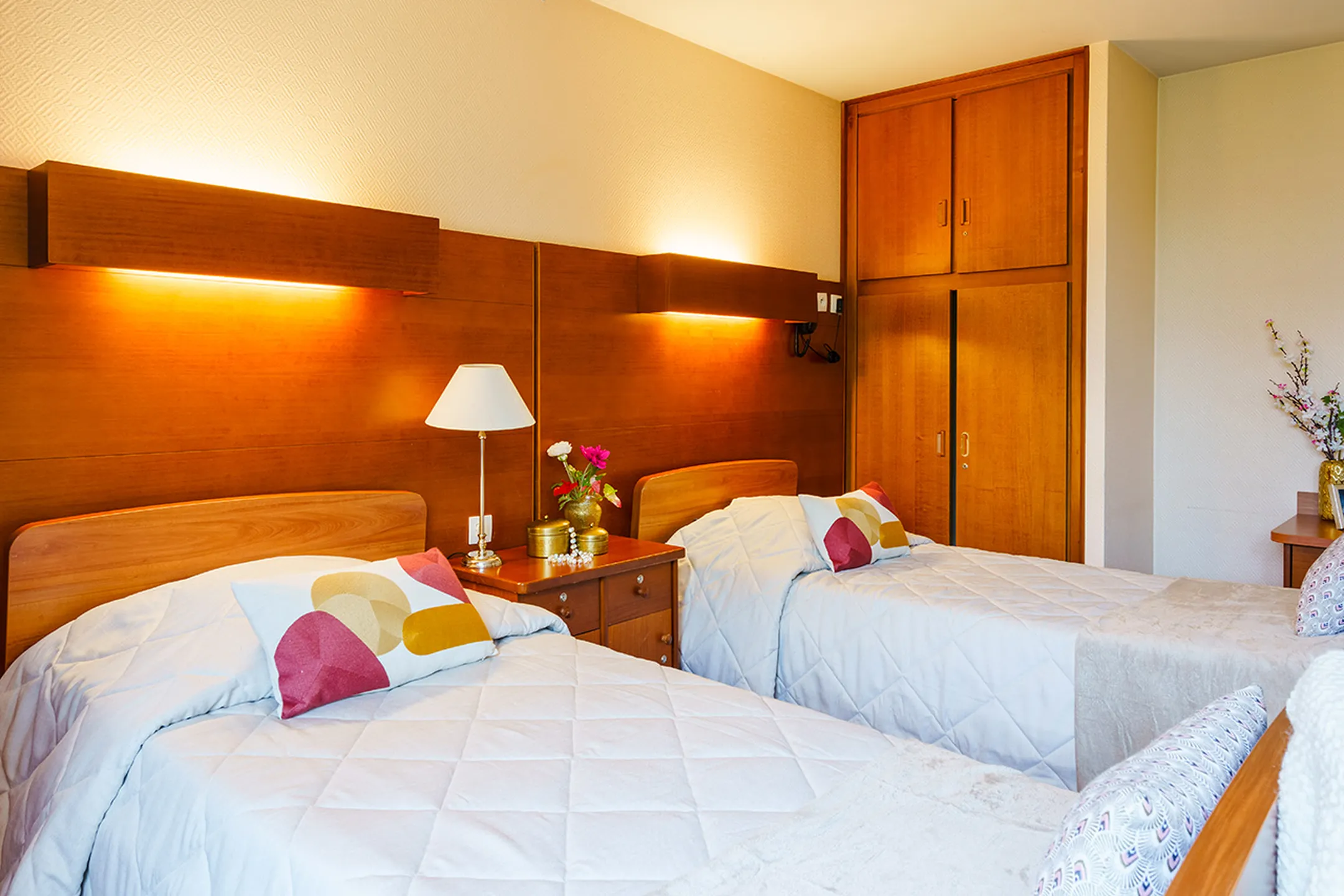 Lit doubles avec table de nuit, maison de retraite Eleusis à Poissy