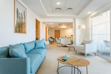 espace club moderne avec canapés et tables résidence seniors marseille