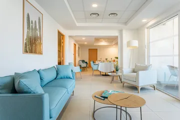 espace club moderne avec canapés et tables résidence seniors marseille