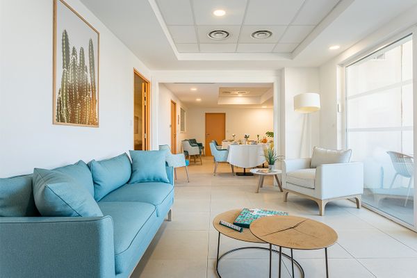 espace club moderne avec canapés et tables résidence seniors marseille